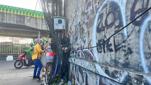 Pemandangan kabel semrawut dan menjuntai di Jalan Kapten Tendean, Mampang Prapatan, Jakarta Selatan, Rabu (30/7/2025). Foto: Nasywa Athifah/kumparan