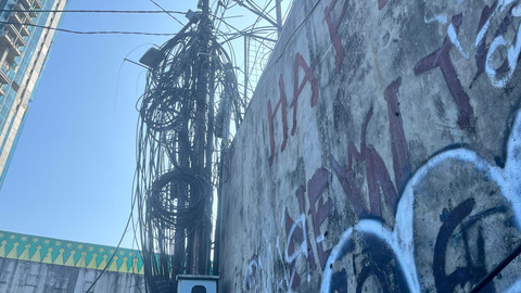 Pemandangan kabel semrawut dan menjuntai di Jalan Kapten Tendean, Mampang Prapatan, Jakarta Selatan, Rabu (30/7/2025). Foto: Nasywa Athifah/kumparan