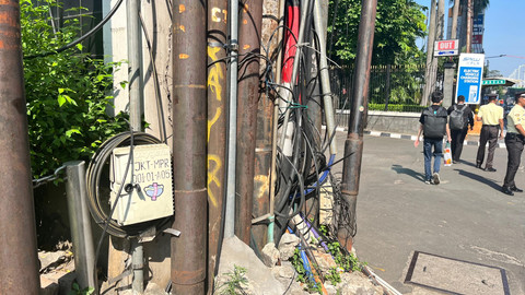 Pemandangan kabel semrawut dan menjuntai di Jalan Kapten Tendean, Mampang Prapatan, Jakarta Selatan, Rabu (30/7/2025). Foto: Nasywa Athifah/kumparan