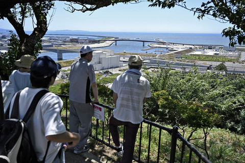 Warga berada di lokasi evakuasi menyusul peringatan tsunami imbas gempa Rusia di Ishinomaki, Prefektur Miyagi, Jepang, Rabu (30/7/2025). Foto: Kyodo/via REUTERS