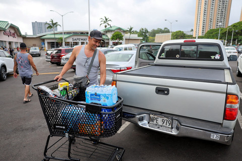 Warga berbelanja usai pihak berwenang memperingatkan tsunami akibat gempa Rusia di Honolulu, Hawaii, Amerika Serikat, Rabu (30/7/2025). Foto: Marco Garcia/REUTERS