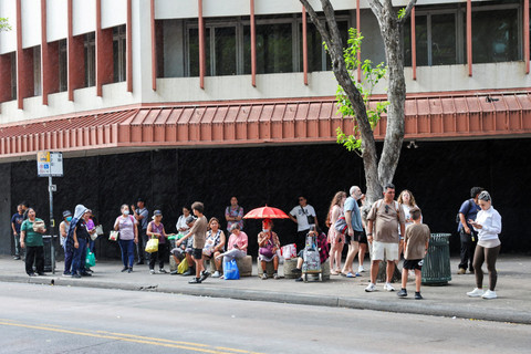 Penumpang menunggu kedatangan bus usai pihak berwenang memperingatkan tsunami akibat gempa Rusia di Honolulu, Hawaii, Amerika Serikat, Rabu (30/7/2025). Foto: Marco Garcia/REUTERS