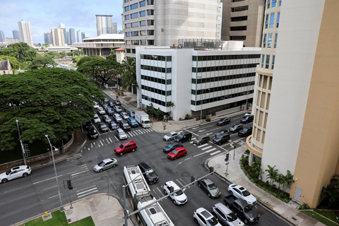 Kondisi lalu lintas usai pihak berwenang memperingatkan tsunami akibat gempa Rusia di Honolulu, Hawaii, Amerika Serikat, Rabu (30/7/2025). Foto: Marco Garcia/REUTERS