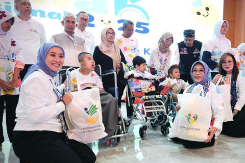Penasihat I Dharma Wanita Persatuan (DWP) Fatma Saifullah Yusuf menghadiri Peringatan Hari Anak Nasional 2025 di Kemensos, Senin (28/7/2025). Foto: Kemensos RI