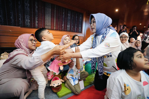 Penasihat I Dharma Wanita Persatuan (DWP) Fatma Saifullah Yusuf menghadiri Peringatan Hari Anak Nasional 2025 di Kemensos, Senin (28/7/2025). Foto: Kemensos RI