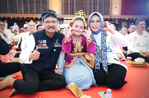 Penasihat I Dharma Wanita Persatuan (DWP) Fatma Saifullah Yusuf dan Mensos Saifullah Yusuf (Gus Ipul) menghadiri Peringatan Hari Anak Nasional 2025 di Kemensos, Senin (28/7/2025). Foto: Kemensos RI