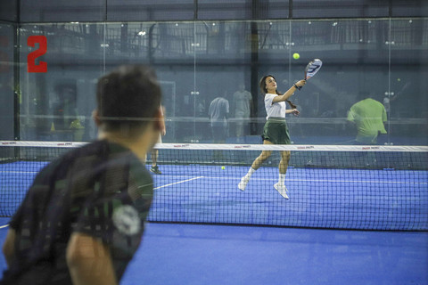 Sejumlah warga bermain olahraga Padel di kawasan TB Simatupang, Jakarta, Rabu (30/7/2025). Foto: Iqbal Firdaus/kumparan