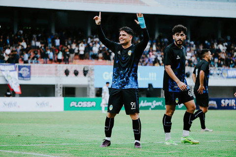 Selebrasi Rafael Rafinha setelah mencetak gol kemenangan dalam laga uji coba pramusim terakhir melawan PSIS Semarang di Stadion Mandala Krida, Selasa (29/7). Foto: Dok. PSIM Jogja