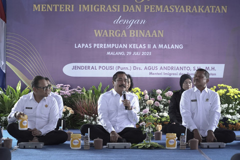 Menteri Imipas Agus Andrianto, makan siang bersama warga binaan di Lembaga Pemasyarakatan Perempuan (LPP) Kelas IIA Malang, Selasa (29/7/2025). Foto: Dok. Kemenimipas