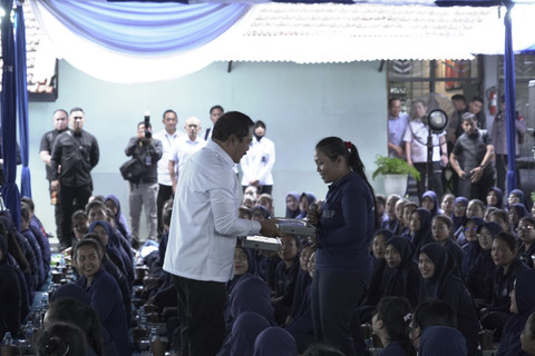 Menteri Imipas Agus Andrianto, berdialog dan makan siang bersama warga binaan di Lembaga Pemasyarakatan Perempuan (LPP) Kelas IIA Malang, Selasa (29/7/2025). Foto: Dok. Kemenimipas