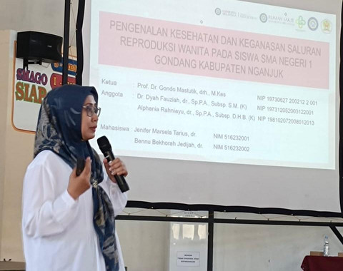 Dr. Dyah Fauziah, dr., Sp.P.A., Subsp. S.M. memaparkan materi tentang pengenalan kesehatan & keganasan saluran reproduksi di hadapan siswa SMA N 1 Gondang Nganjuk