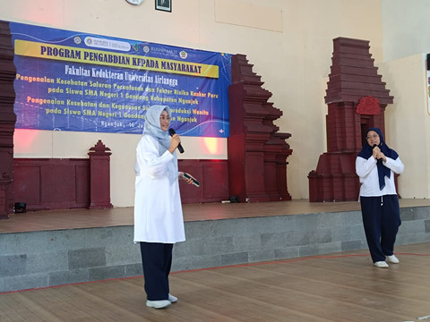 Alphania Rahniayu, dr., Sp.P.A., Subsp. D.H.B(K) (kiri) saat memaparkan materi pengenalan kesehatan & keganasan salu... </div>
<div class=