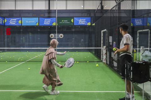 Sejumlah warga bermain olahraga Padel di kawasan TB Simatupang, Jakarta, Rabu (30/7/2025). Foto: Andreas Ricky Febrian/kumparan