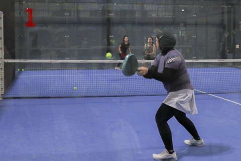 Sejumlah warga bermain olahraga Padel di kawasan TB Simatupang, Jakarta, Rabu (30/7/2025). Foto: Andreas Ricky Febrian/kumparan