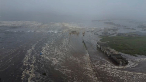 Gelombang tsunami imbas gempa menyapu bangunan di Severo-Kurilsk, Wilayah Sakhalin, Rusia, Rabu (30/7/2025).
Foto: Geofisika Akademi Ilmu Pengetahuan Rusia/via REUTERS