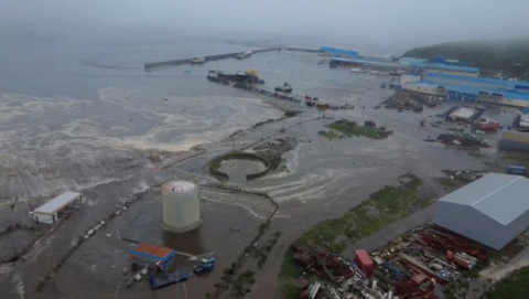 Gelombang tsunami imbas gempa menyapu bangunan di Severo-Kurilsk, Wilayah Sakhalin, Rusia, Rabu (30/7/2025).
 Foto: Geofisika Akademi Ilmu Pengetahuan Rusia/via REUTERS