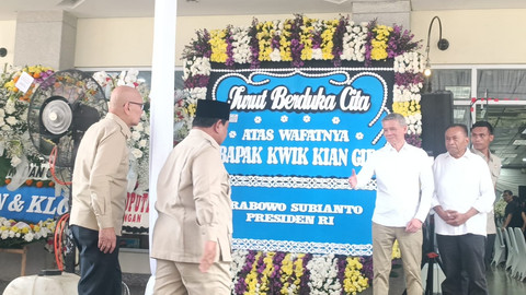 Presiden Prabowo Subianto melayat ke rumah duka mantan Menko Eknomi, Keuangan dan Industri Kwik Kian Gie di Rumah Duka Sentosa, Kompleks RSPAD, Jakarta Pusat, Rabu (30/7/2025). Foto: Zamachsyari/kumparan