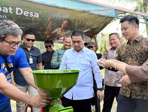 Wakil Menteri Desa dan Pembangunan Daerah Tertinggal (PDT) Ahmad Riza Patria (ketiga dari kanan) pada Mandiri Sahabat Desa dengan pemotongan bulir dan batang daun sorgum di Kecamatan Jasinga, Kabupaten Bogor, Rabu (30/7). Foto: Dok. Bank Mandiri