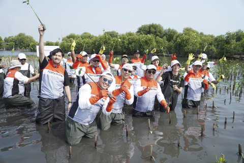 PT Pertamina International Shipping (PIS) bersama dengan Kementerian Lingkungan Hidup (KLH), komunitas Sea Soldier, dan anak-anak sekolah serentak melakukan penanaman 20 ribu mangrove di pesisir Jakarta, Selasa (29/7/2025). Foto: PIS