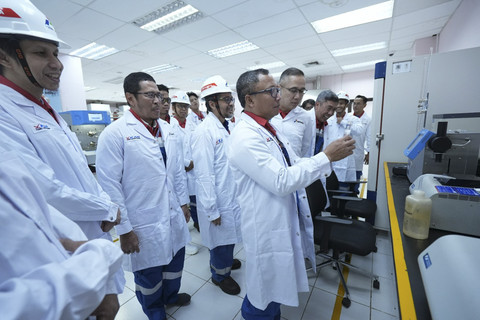 PT Kilang Pertamina Internasional (KPI) mulai melakukan ujicoba produksi bahan bakar pesawat Pertamina Sustainable Aviation Fuel (SAF) dengan bahan baku Used Cooking Oil (UCO) atau lebih dikenal dengan minyak jelantah, Rabu (30/7/2025). Foto: Dok. KPI