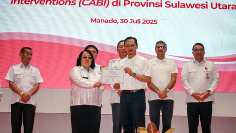 Penyerahan piagam untuk suksesnya 3 daerah di Sulawesi Utara yang jadi percontohan untuk program Community African Swine Fever Biosecurity Intervention (CABI), dalam rangka menanggulangi penyebaran African Swine Fever (ASF) atau Afrika.