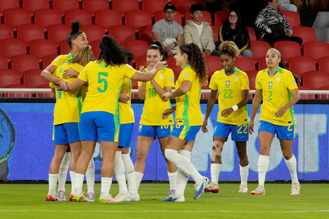 Selebrasi pemain Timnas Wanita Brasil usai mencetak gol ke gawang Timnas Wanita Uruguay pada pertandingan semi final Copa America Wanita 2025 di Estadio Rodrigo Paz Delgado, Quito, Ekuador, Selasa (29/7/2025). Foto: Cristina Vega/ REUTERS