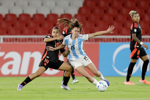 Pemain Timnas Wanita Kolombia Leicy Santos berebut dengan pemain Timnas Wanita Argentina Florencia Bonsegundo pada pertandingan semi final Copa America Wanita 2025 di Estadio Rodrigo Paz Delgado, Quito, Ekuador, Senin (28/7/2025).
 Foto: Cristina Vega/ REUTERS