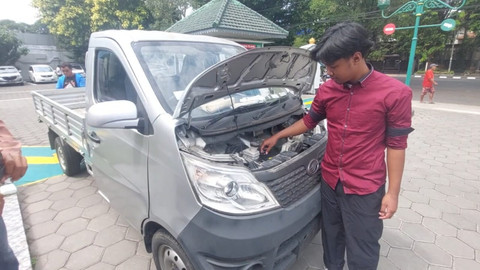 Aufaa Luqmana (baju merah) Penggugat wanprestasi mobil Esemka Jokowi di PN Solo, Rabu (30/7/2025) dok kumparan