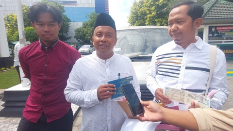 Aufaa Luqmana (baju merah) bersama kuasa hukumnya dalam kasus wanprestasi Jokowi terkait mobil Esemka, Arif Sahudi (tengah ) dan Sigit Sudibyanto (kanan) dok kumparan