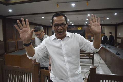 Dua terdakwa kasus dugaan TPPU dalam korupsi penjualan ore nikel ilegal, Windu Aji Sutanto (tengah) dan Glenn Ario Sudarto (kiri) berjalan meninggalkan ruangan usai mengikuti sidang pembacaan tuntutan di Pengadilan Tipikor, Jakarta, Rabu (30/7/2025). Foto: Indrianto Eko Suwarso/ANTARA FOTO
