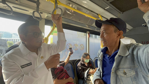 Gubernur DKI Jakarta Pramono Anung berbincang dengan warga saat menaiki bus Transjakarta untuk melayat ke rumah duka Mantan Menko Ekonomi, Keuangan dan Industri Kwik Kian Gie di Jakarta, Rabu (30/7/2025). Foto: Nasywa Athifah/kumparan