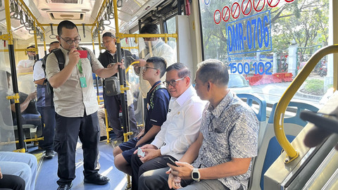 Gubernur DKI Jakarta Pramono Anung menaiki bus Transjakarta untuk melayat ke rumah duka Mantan Menko Ekonomi, Keuangan dan Industri Kwik Kian Gie di Jakarta, Rabu (30/7/2025). Foto: Nasywa Athifah/kumparan