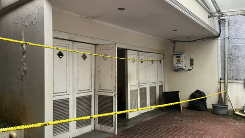 Tesangka Penipuan Online WNA China dan Penampakan Rumah TKP Markas Penipuan Online WNA China di Lebak Bulus, Jakarta Selatan, Rabu (30/7/2025). Foto: Rayyan Farhansyah/kumparan