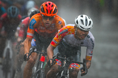 Hujan deras turun sepanjang lintasan pada Etape Tiga Tour de Banyuwangi Ijen, Rabu (30/7/2025). Foto: Dok. Istimewa