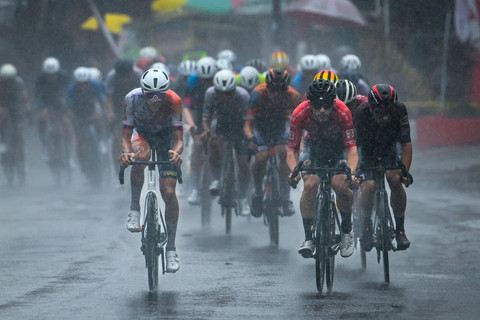 Para pembalap harus melewati hujan deras pada Etape Tiga Tour de Banyuwangi Ijen, Rabu (30/7/2025). Foto: Dok. Istimewa
