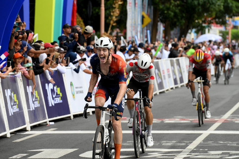 Pembalap Australia dari Roojai Insurance Thailand, Carter Bettles menjadi pemenang Etape Tiga Tour de Banyuwangi Ijen, Rabu (30/7/2025). Foto: Dok. Istimewa