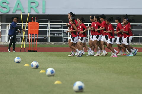 Sejumlah pemain Timnas Wanita Indonesia melakukan sesi latihan di Stadion Pakansari, Kabupaten Bogor, Jawa Barat, Rabu (30/7/2025). Foto: Yulius Satria Wijaya/ANTARA FOTO