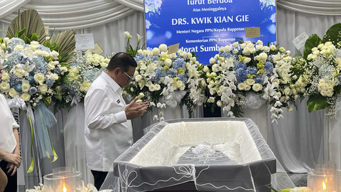Gubernur DKI Jakarta Pramono Anung saat melayat ke rumah duka Menko Ekonomi, Keuangan dan Industri Kwik Kian Gie di Rumah Duka Sentosa, Kompleks RSPAD Gatot Soebroto, Jakarta Pusat, Rabu (30/7/2025). Foto: Nasywa Athifah/kumparan