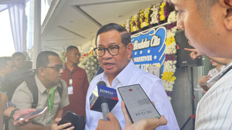Gubernur DKI Jakarta Pramono Anung saat melayat ke rumah duka Menko Ekonomi, Keuangan dan Industri Kwik Kian Gie di Rumah Duka Sentosa, Kompleks RSPAD Gatot Soebroto, Jakarta Pusat, Rabu (30/7/2025). Foto: Nasywa Athifah/kumparan