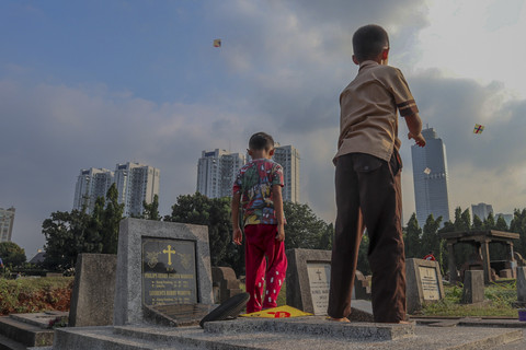 Sejumlah anak bermain layang-layang di kawasan TPU Menteng Pulo, Jakarta, Rabu (30/7/2025). Foto: Febria Adha Larasati/kumparan