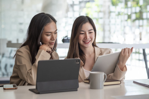 Ilustrasi perempuan bekerja. Foto: Amnaj Khetsamtip/Shutterstock