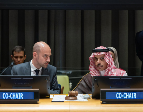 Prancis dan Arab Saudi menggelar KTT Implementasi Solusi Dua Negara di markas besar PBB New York, 29/7/2025. Foto: X/@KSAMOFA