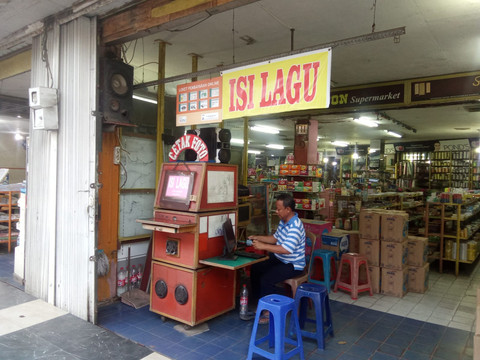 Kios isi lagu yang ada di depan Toko Marathon, Jalan Jenderal Sudirman, Palembang/Anyelir. 
