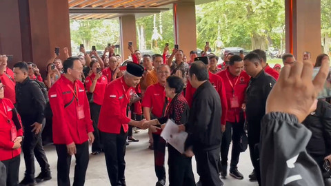 Ketum PDIP Megawati Soekarnoputri tiba di lokasi Bimtek anggota dewan dari PDIP se-Indonesia, disambut Prananda Prabowo dan Puan Maharani, Rabu (30/7/2025). Foto: PDIP
