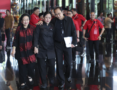 Momen hangat Megawati, Prananda Prabowo, dan Puan Maharani di Bimtek Nasional PDIP di Bali, Rabu (30/7/2025). Foto: PDIP