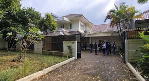 Tampak depan rumah yang menjadi markas sindikat penipuan online oleh WNA China di Lebak Bulus, Jakarta Selatan, Senin (30/7/2025). Foto: Rayyan Farhansyah/kumparan