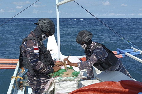 TNI AL menangkap dua kapal yang membawa skincare dan obat ayam ilegal dari Filipina di Teluk Tawoali, Kecamatan Manganitu, Kabupaten Kepulauan Sangihe, Rabu (30/7/2025). Foto: Dok. Dispenal