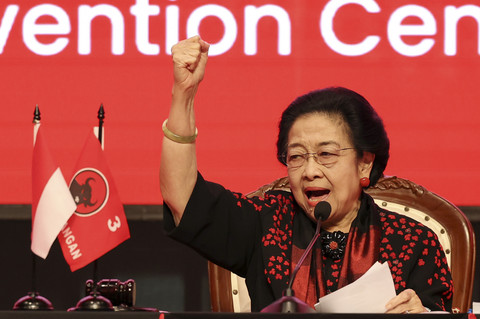 Ketua Umum DPP PDI Perjuangan (PDIP) Megawati Soekarnoputri menyampaikan pengarahan pada Bimbingan Teknis (Bimtek) bagi anggota DPR, DPRD Provinsi dan Kabupaten/Kota Fraksi PDI Perjuangan (PDIP) periode 2024-2029 di Denpasar, Bali, Rabu (30/7/2025). Foto: Monang Sinaga/Antara Foto
