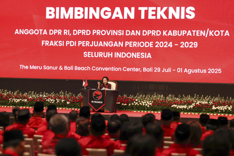Ketua Umum DPP PDI Perjuangan (PDIP) Megawati Soekarnoputri menyampaikan pengarahan pada Bimbingan Teknis (Bimtek) bagi anggota DPR, DPRD Provinsi dan Kabupaten/Kota Fraksi PDI Perjuangan (PDIP) periode 2024-2029 di Denpasar, Bali, Rabu (30/7/2025). Foto: Monang Sinaga/Antara Foto