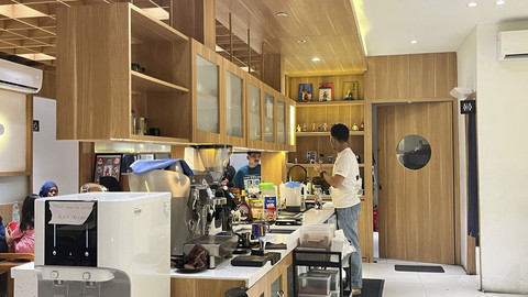 Suasana Saka Coffee Kalisari, Pasar Rebo, Jakarta Timur, salah satu kafe di Jakarta yang memutar musik tanpa hak cipta, Rabu (30/7/2025). Foto: Nasywa Athifah/kumparan